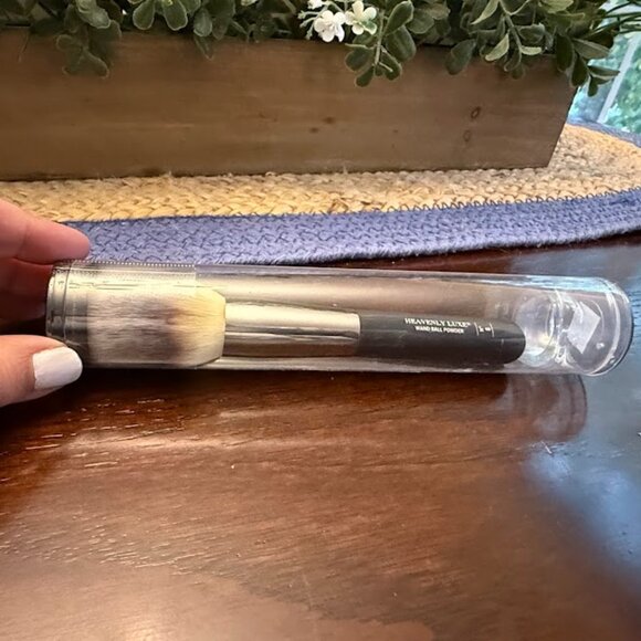 IT Cosmetics Powder Brush #8 brand new sealed - Picture 1 of 4